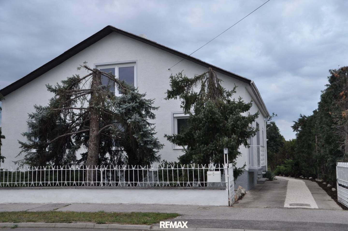 Modernisiertes Einfamilienhaus mit Terrasse und Garage