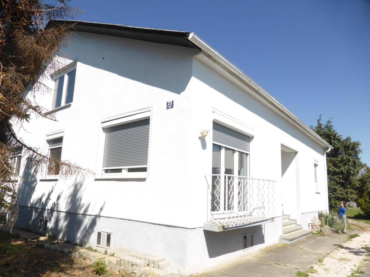 Modernisiertes Einfamilienhaus mit Terrasse und Garage