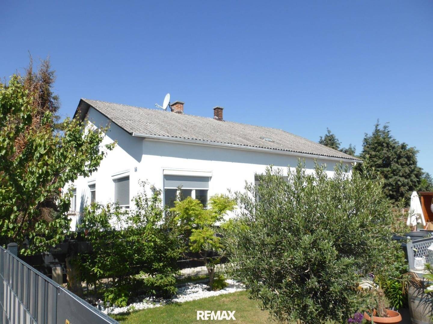Modernisiertes Einfamilienhaus mit Terrasse und Garage