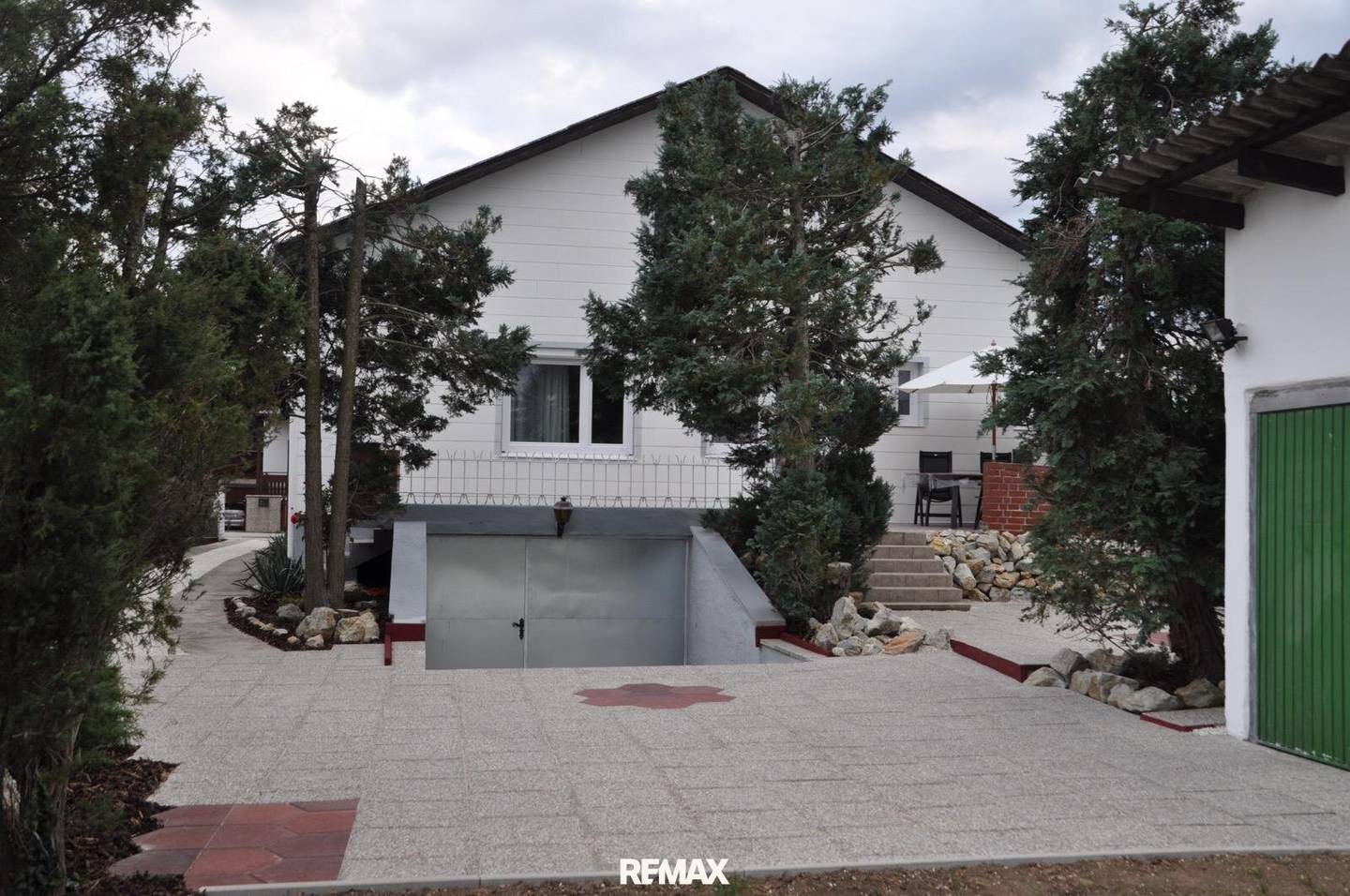 Modernisiertes Einfamilienhaus mit Terrasse und Garage