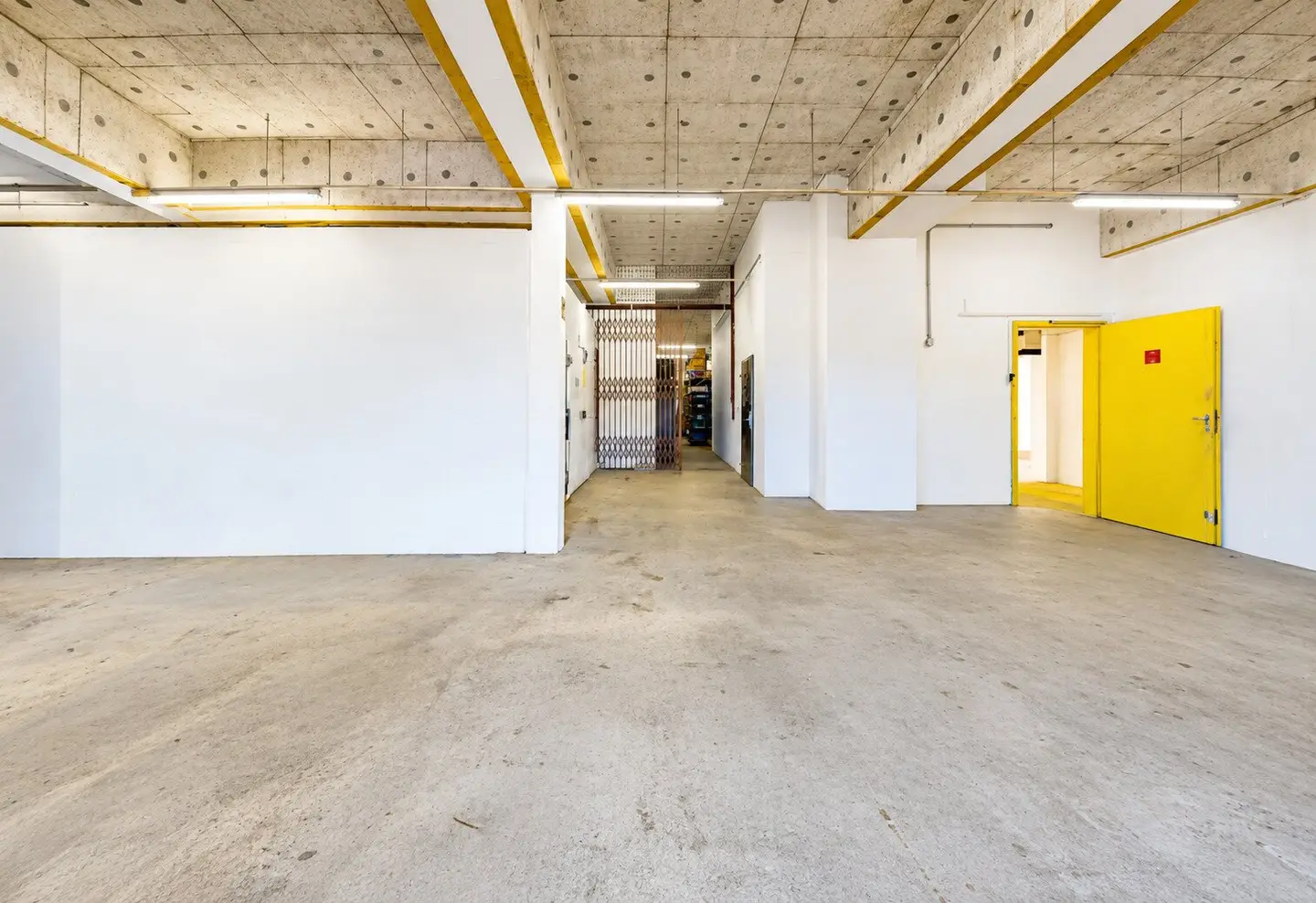 Versatile commercial space with truck ramp and cold storage in Viktring