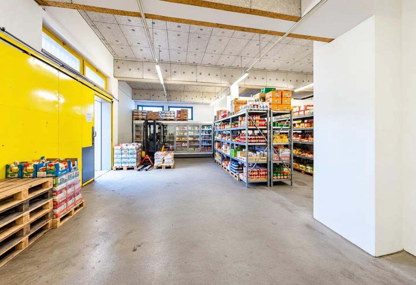 Versatile commercial space with truck ramp and cold storage in Viktring