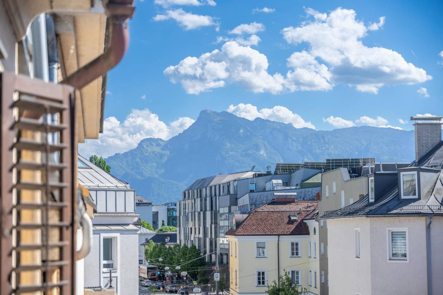 Apartment in city center near the Salzach with two balconies