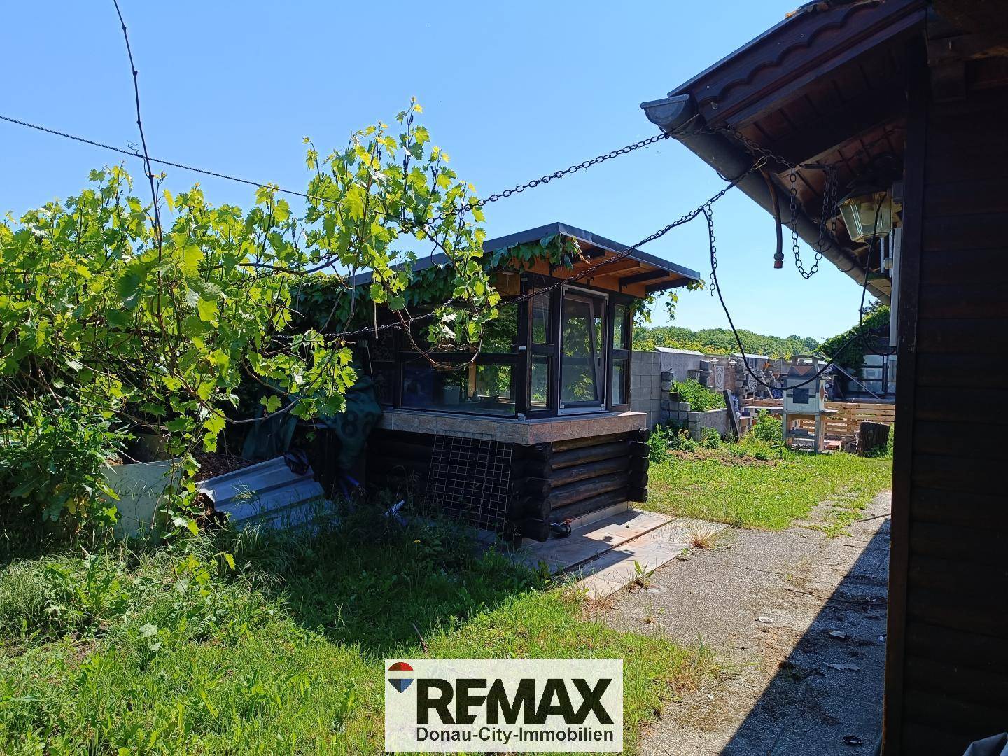 Level Building Plot with Summer House in Leopoldsdorf