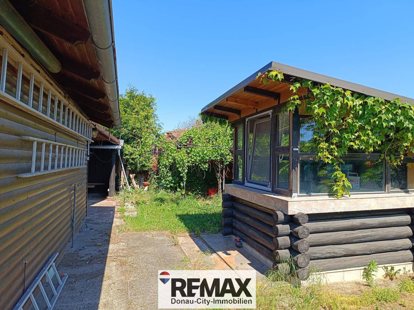 Level Building Plot with Summer House in Leopoldsdorf
