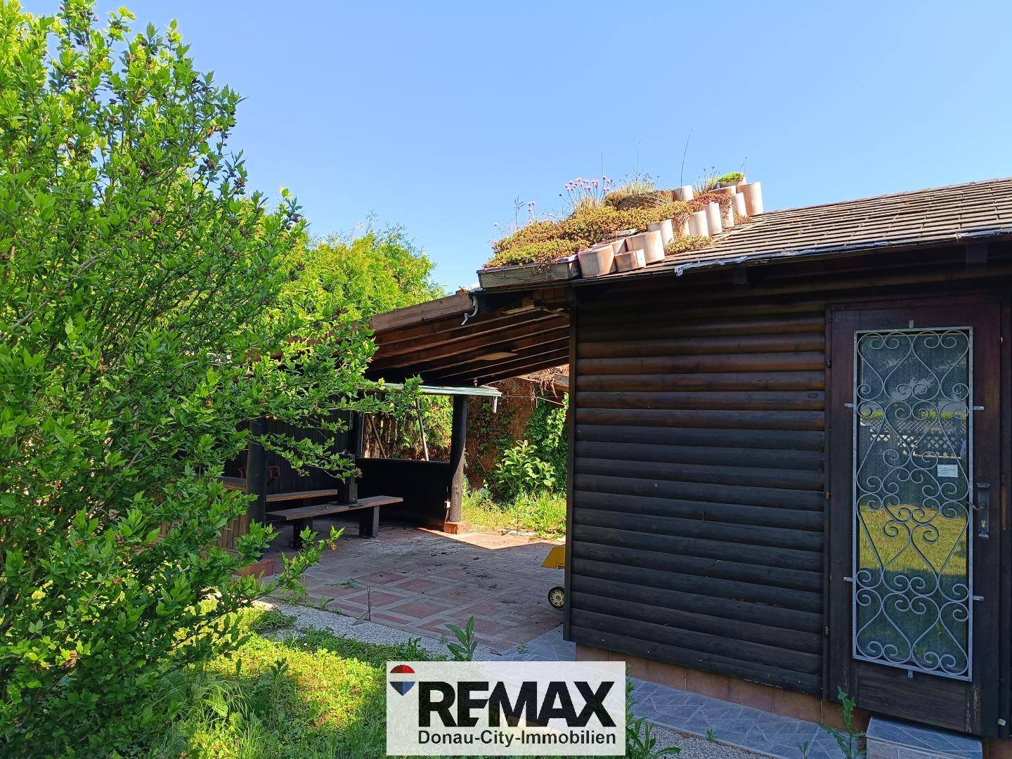 Level Building Plot with Summer House in Leopoldsdorf