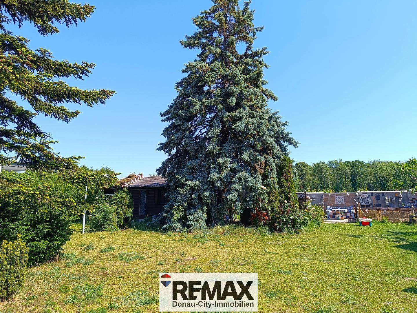 Level Building Plot with Summer House in Leopoldsdorf