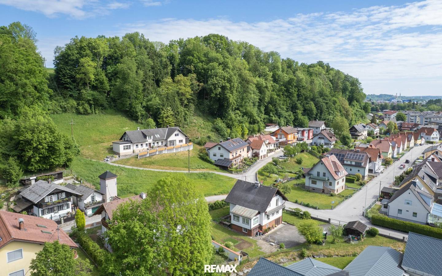 Helles Zweifamilienhaus mit Wintergarten und großzügigem Grundstück