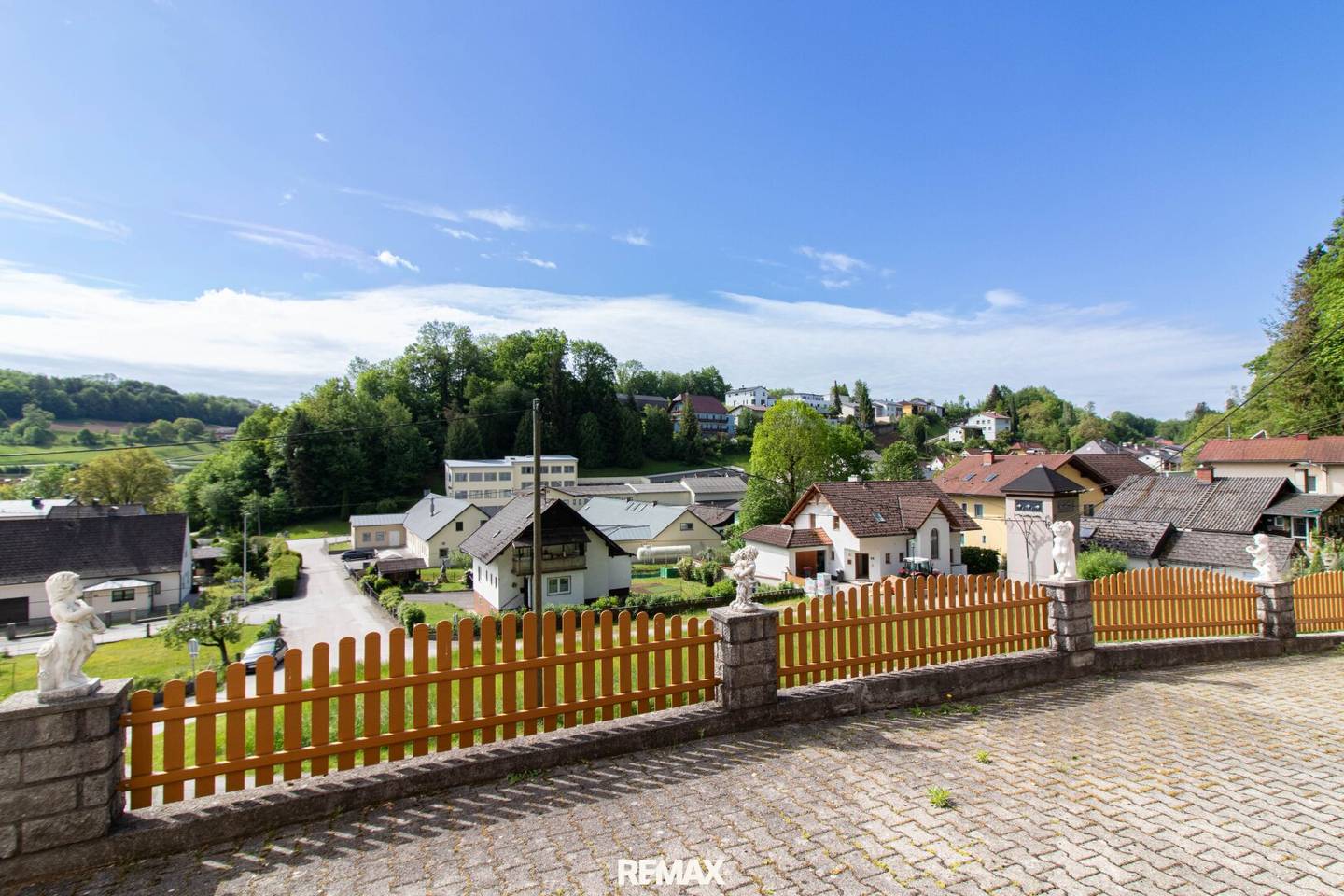 Helles Zweifamilienhaus mit Wintergarten und großzügigem Grundstück