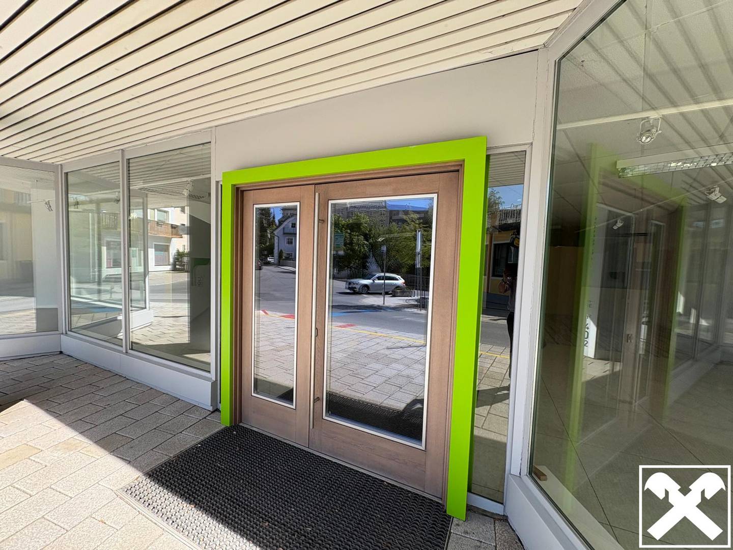 Zentrale Wohnung mit großen Schaufenstern und Lager