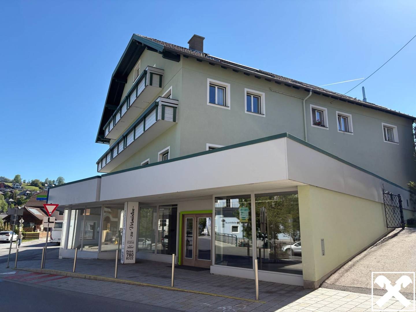 Zentrale Wohnung mit großen Schaufenstern und Lager