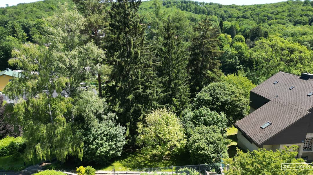 Building plot in quiet hillside location with development potential