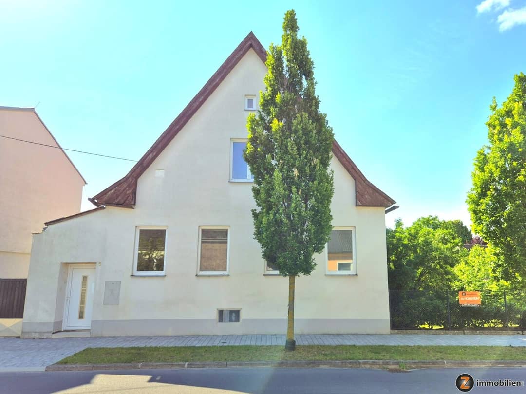 Helles Landhaus mit großem Garten und Nebengebäude