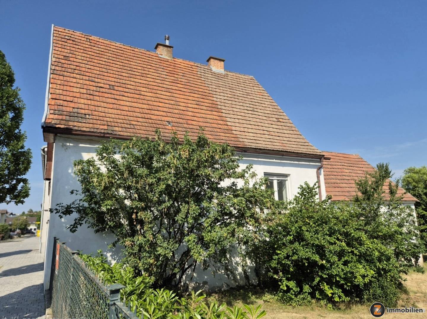 Helles Landhaus mit großem Garten und Nebengebäude