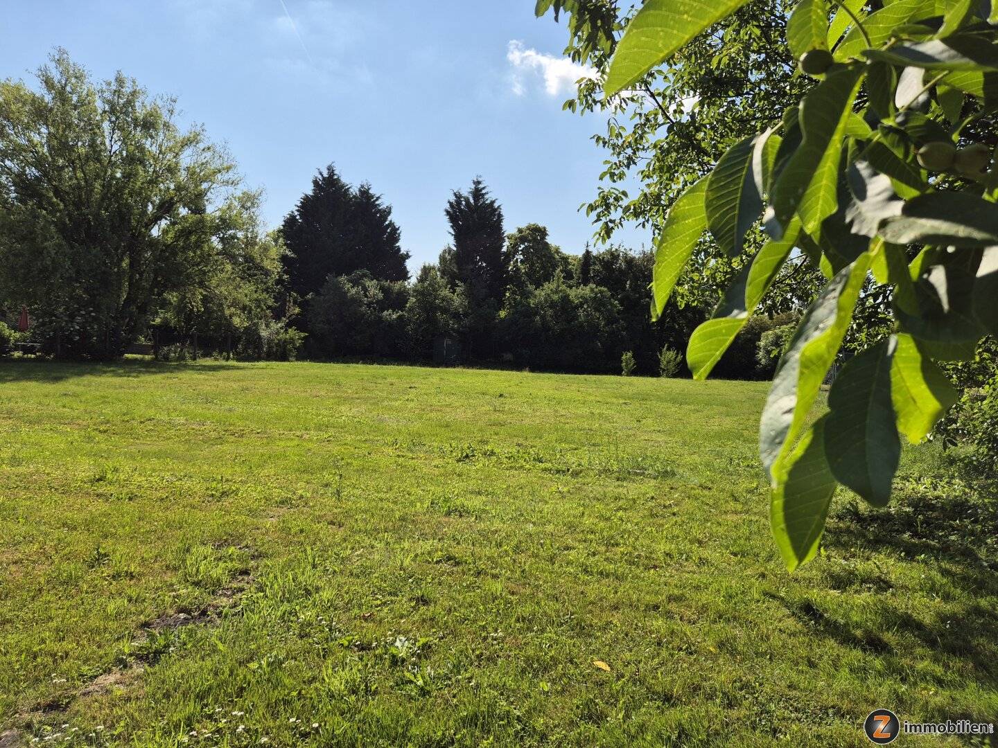 Helles Landhaus mit großem Garten und Nebengebäude