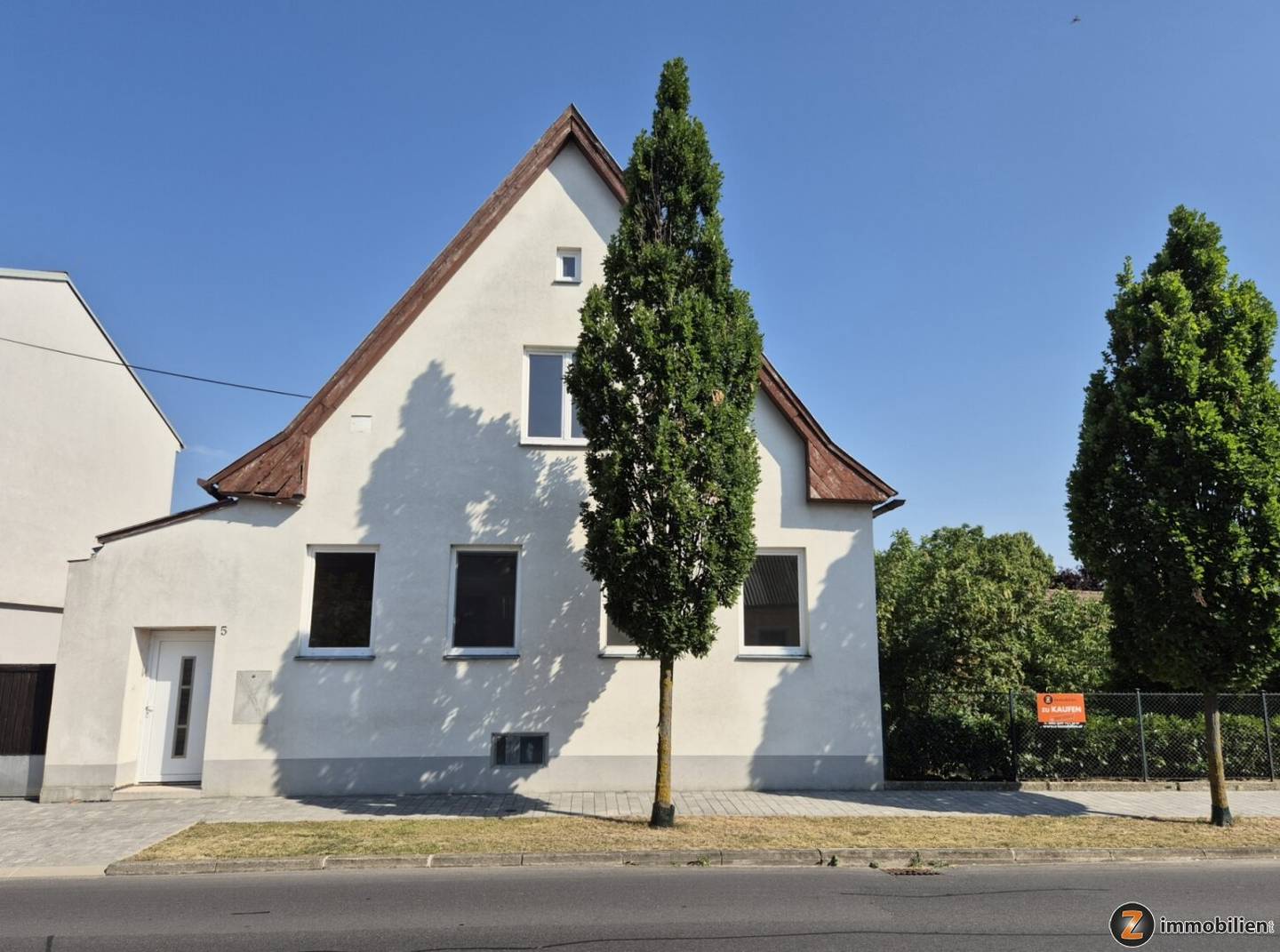 Helles Landhaus mit großem Garten und Nebengebäude