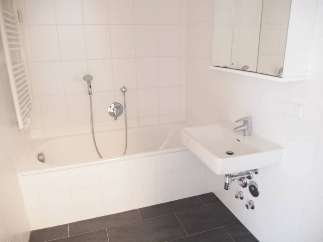 Bright 2-Room Apartment with Balcony and Garage in Penzing