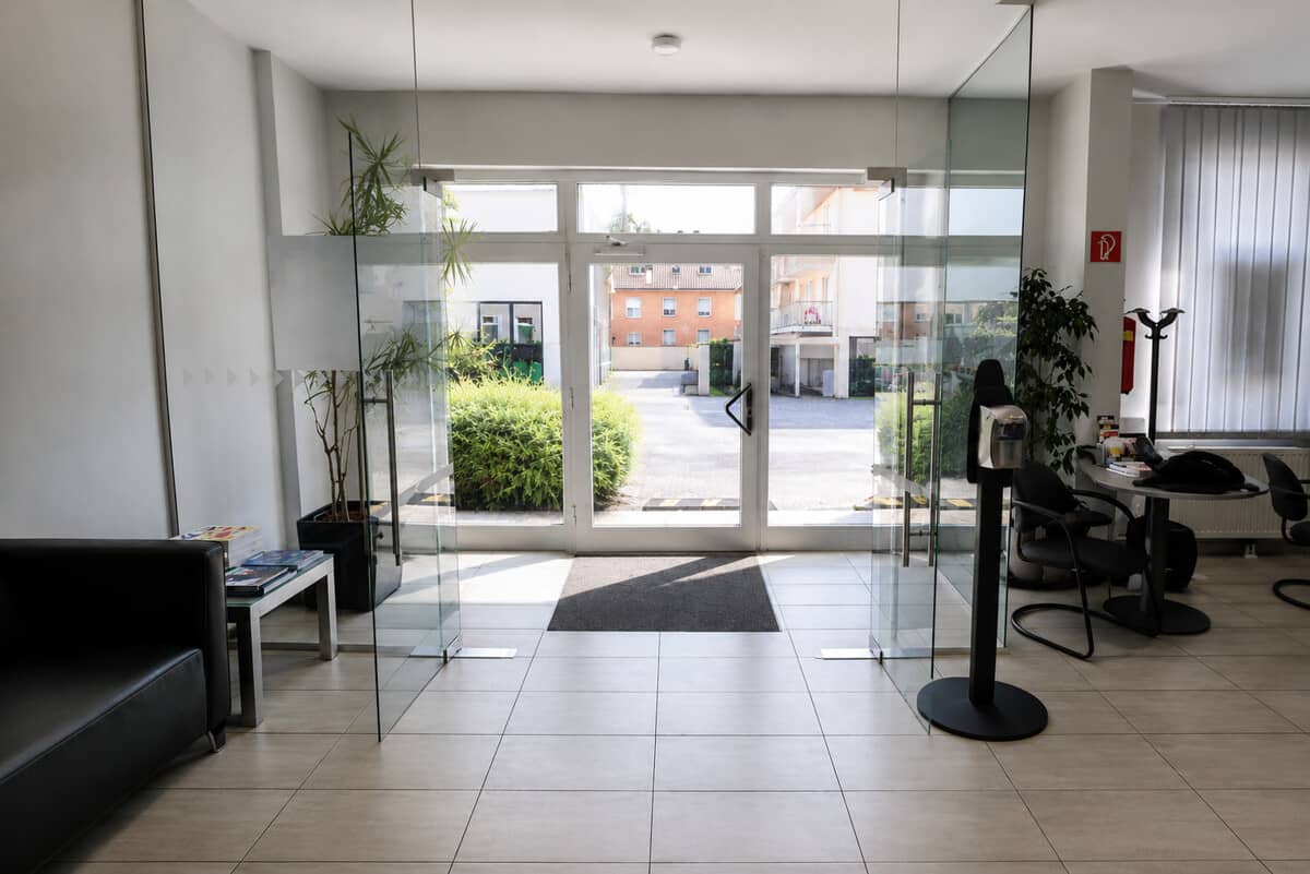 Bürogebäude mit Parkplätzen in zentraler Lage