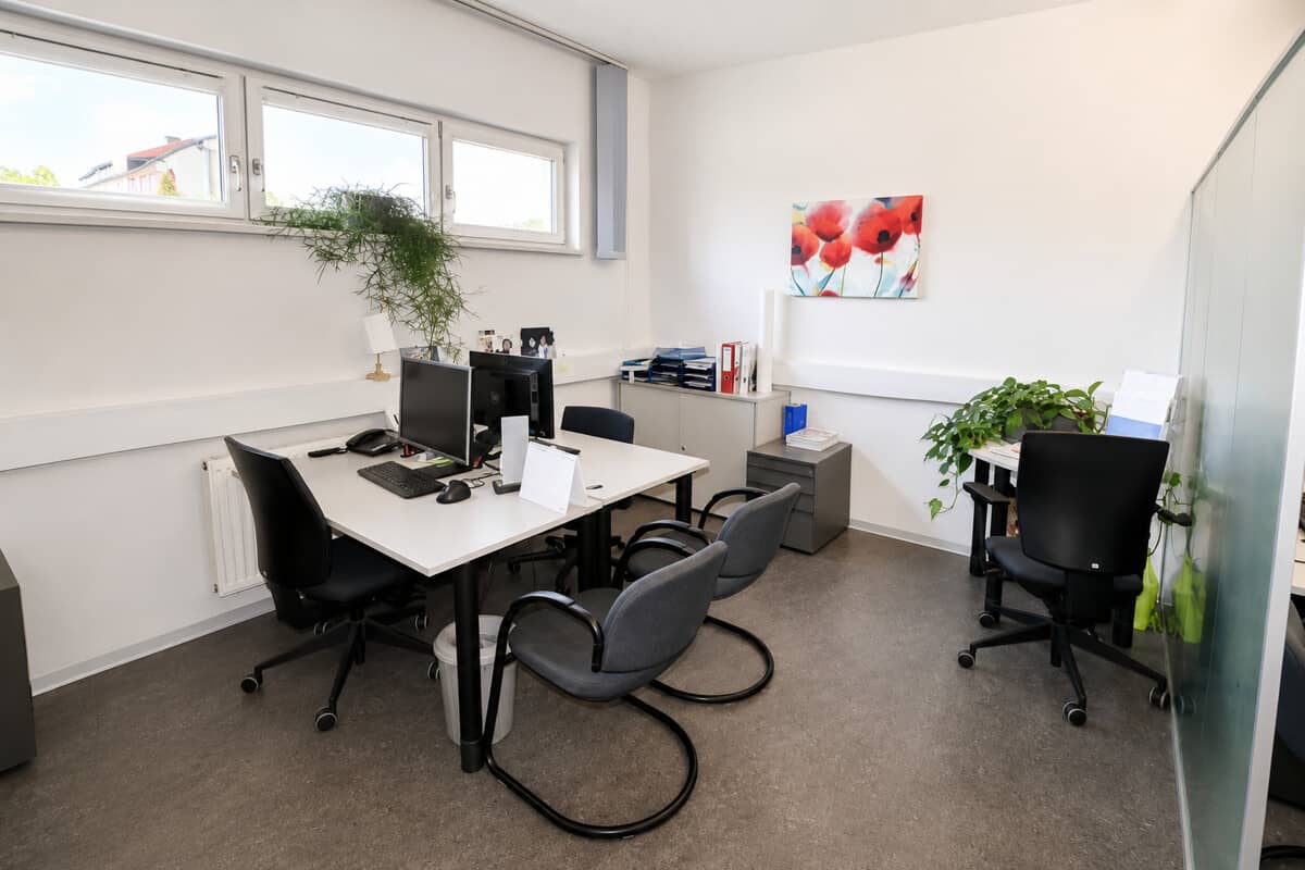 Bürogebäude mit Parkplätzen in zentraler Lage