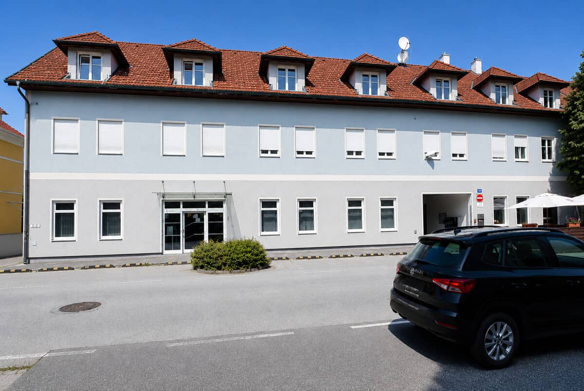 Bürogebäude mit Parkplätzen in zentraler Lage