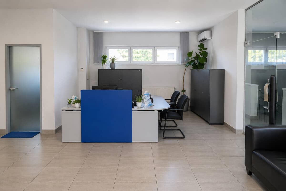 Bürogebäude mit Parkplätzen in zentraler Lage