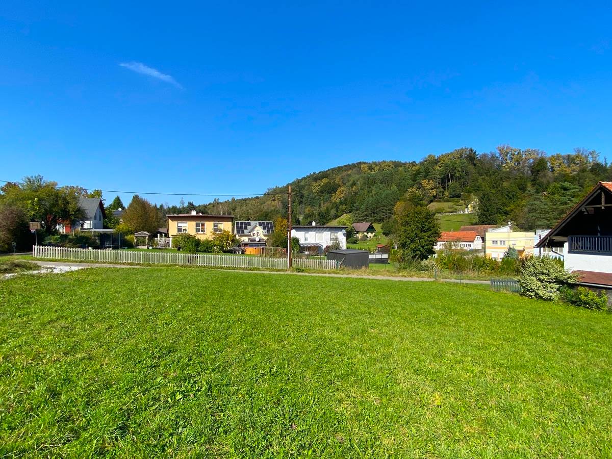 Sunny plot in quiet cul de sac with green views