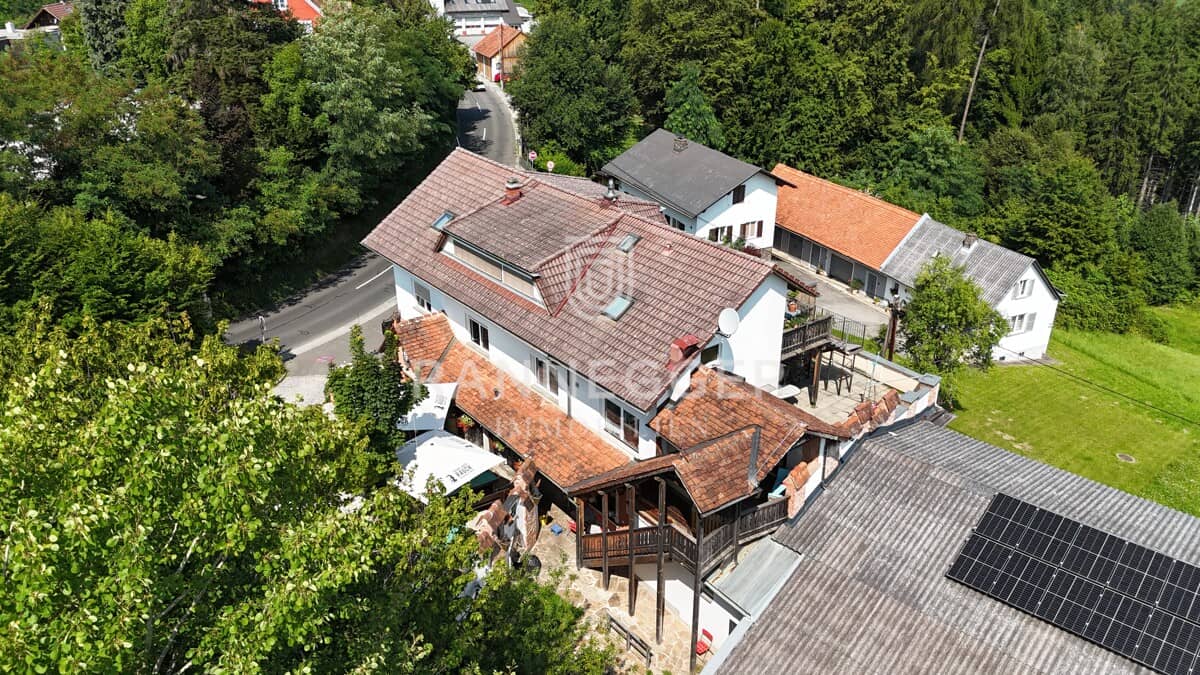 Saniertes Wohn und Gewerbeobjekt mit Terrassen und Parkplätzen