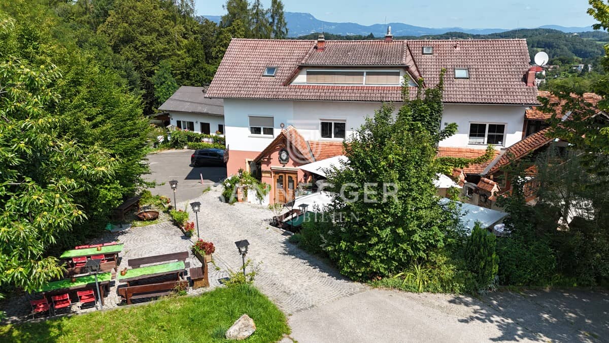 Saniertes Wohn und Gewerbeobjekt mit Terrassen und Parkplätzen