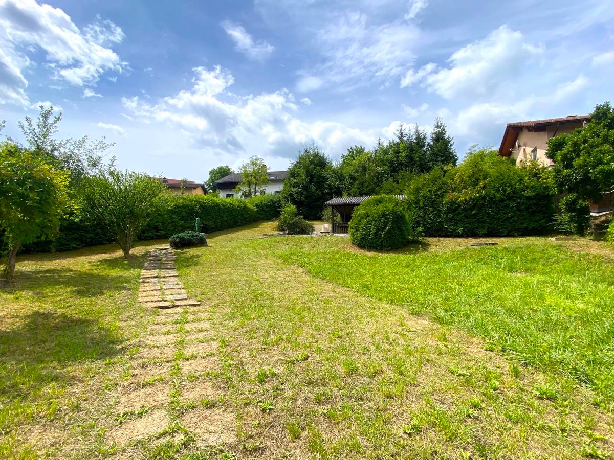 Großzügiges Grundstück mit Gartenhaus in Mantscha