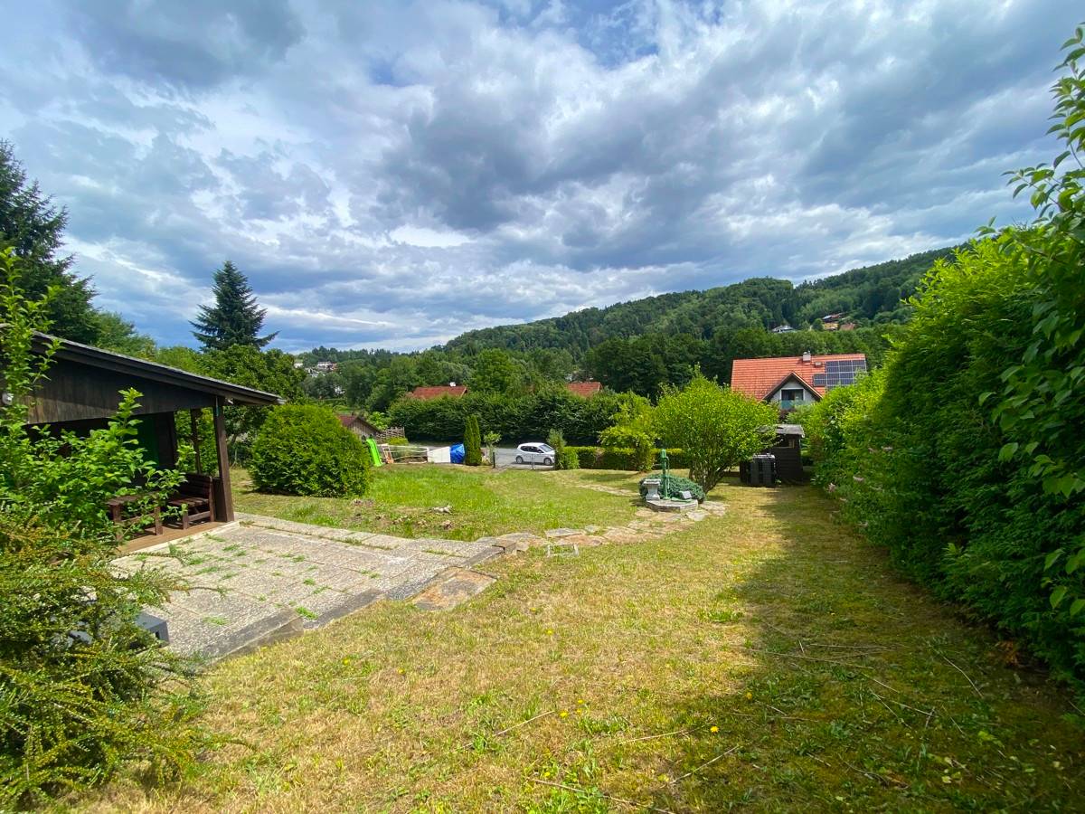 Großzügiges Grundstück mit Gartenhaus in Mantscha