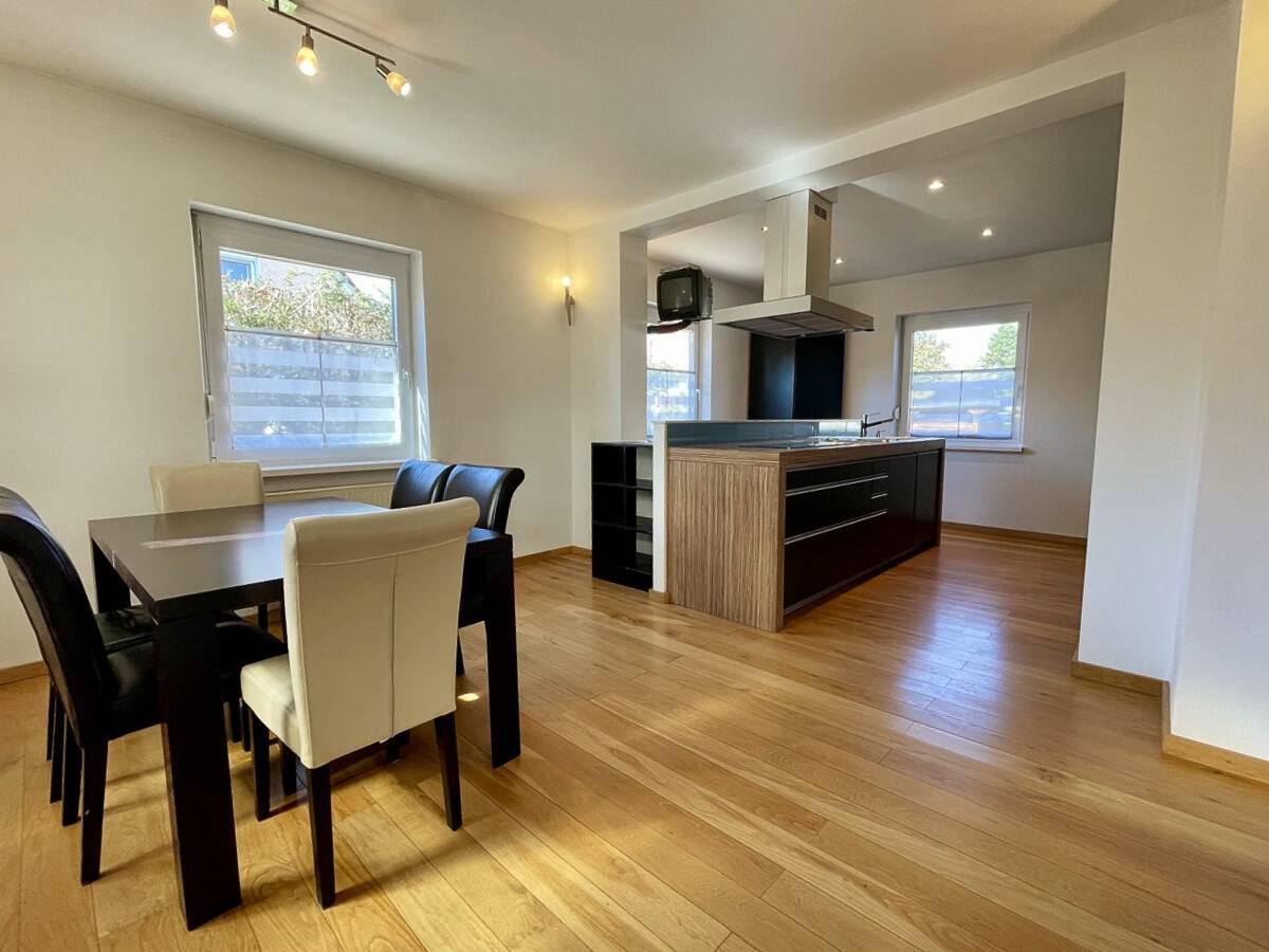 Einfamilienhaus mit Ausbaupotenzial und Doppelgarage