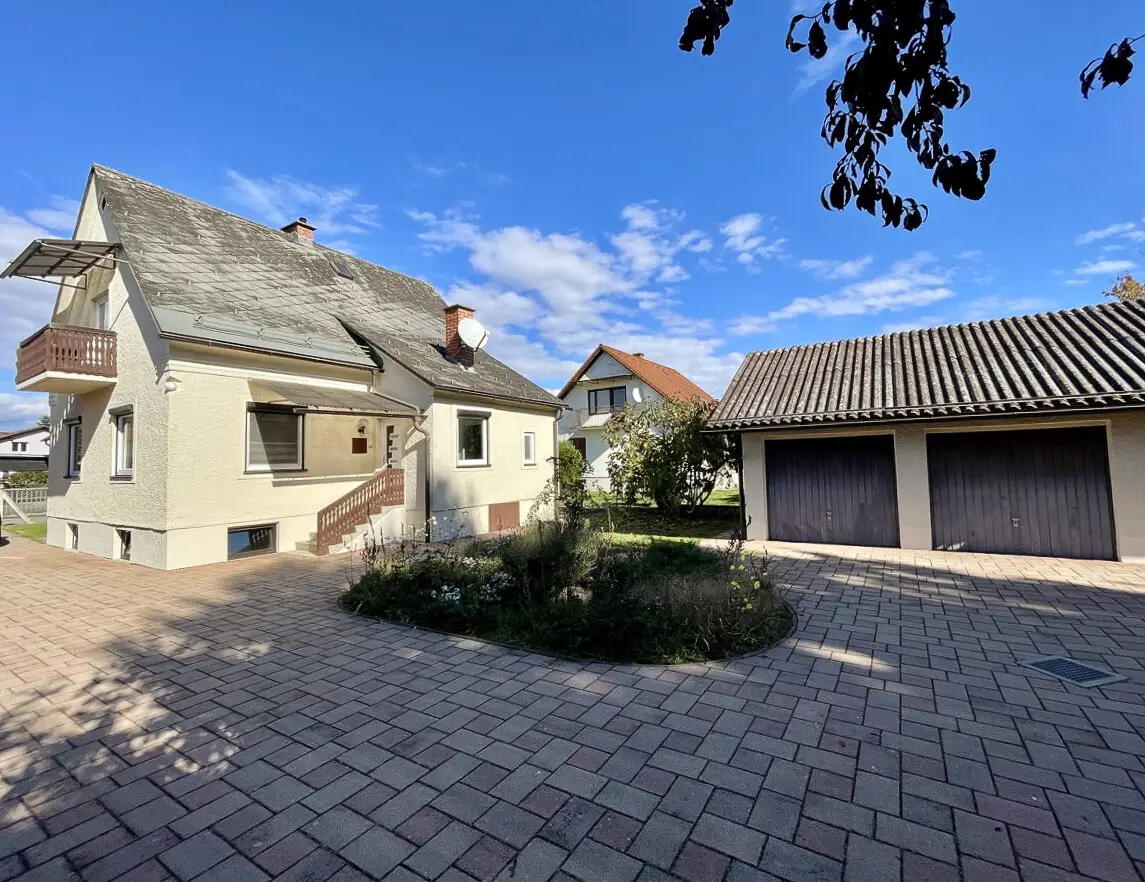 Einfamilienhaus mit Ausbaupotenzial und Doppelgarage