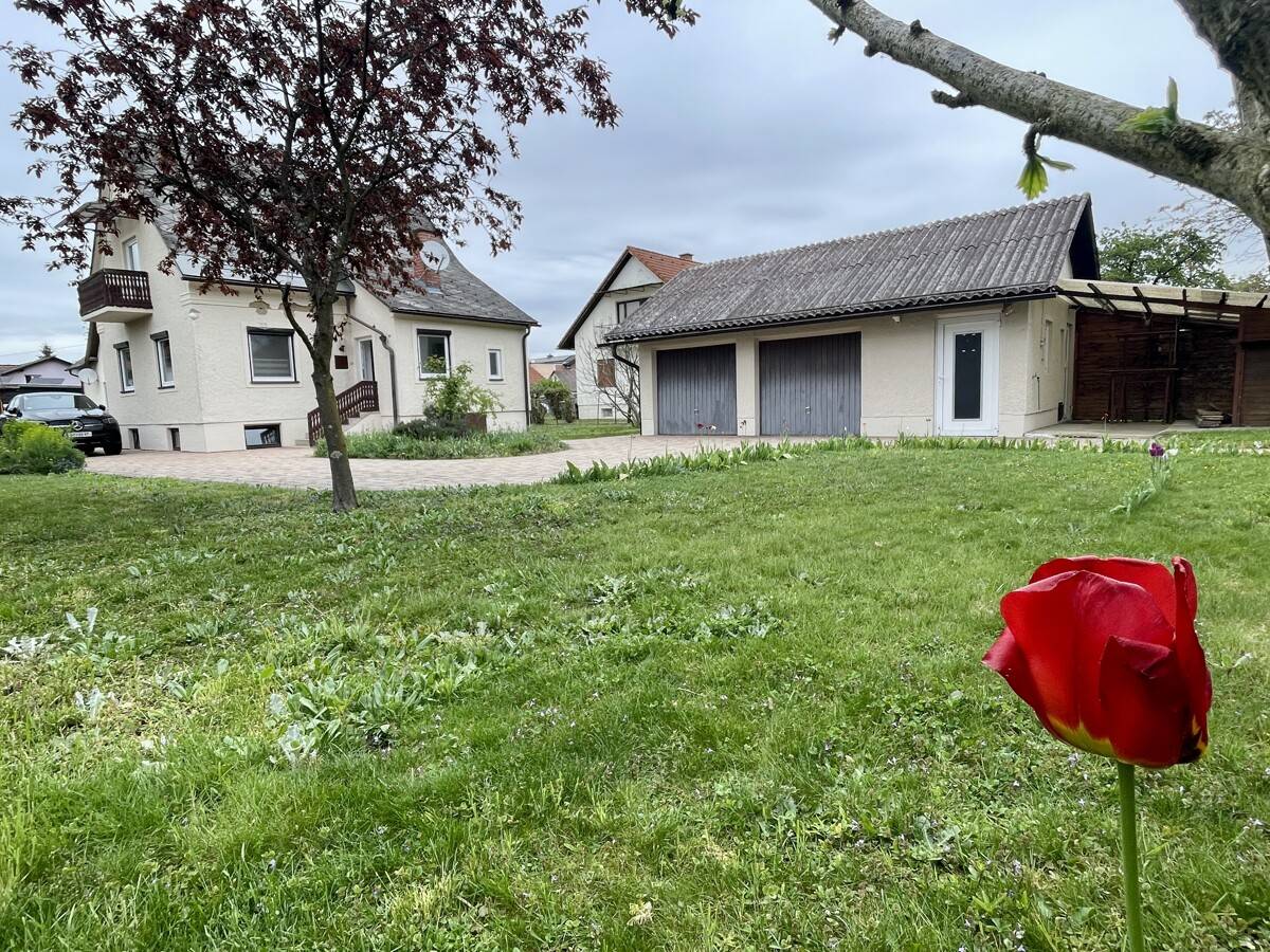 Einfamilienhaus mit Ausbaupotenzial und Doppelgarage