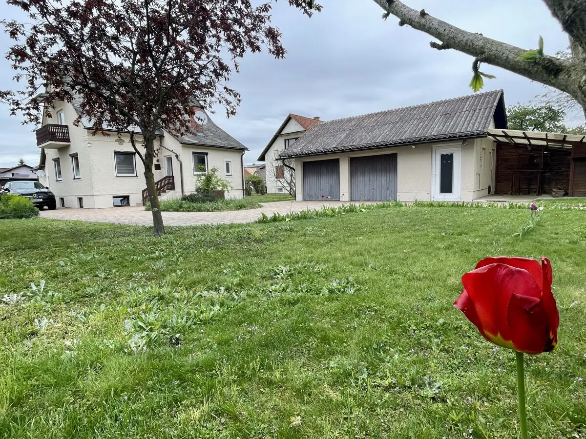 Einfamilienhaus mit Ausbaupotenzial und Doppelgarage