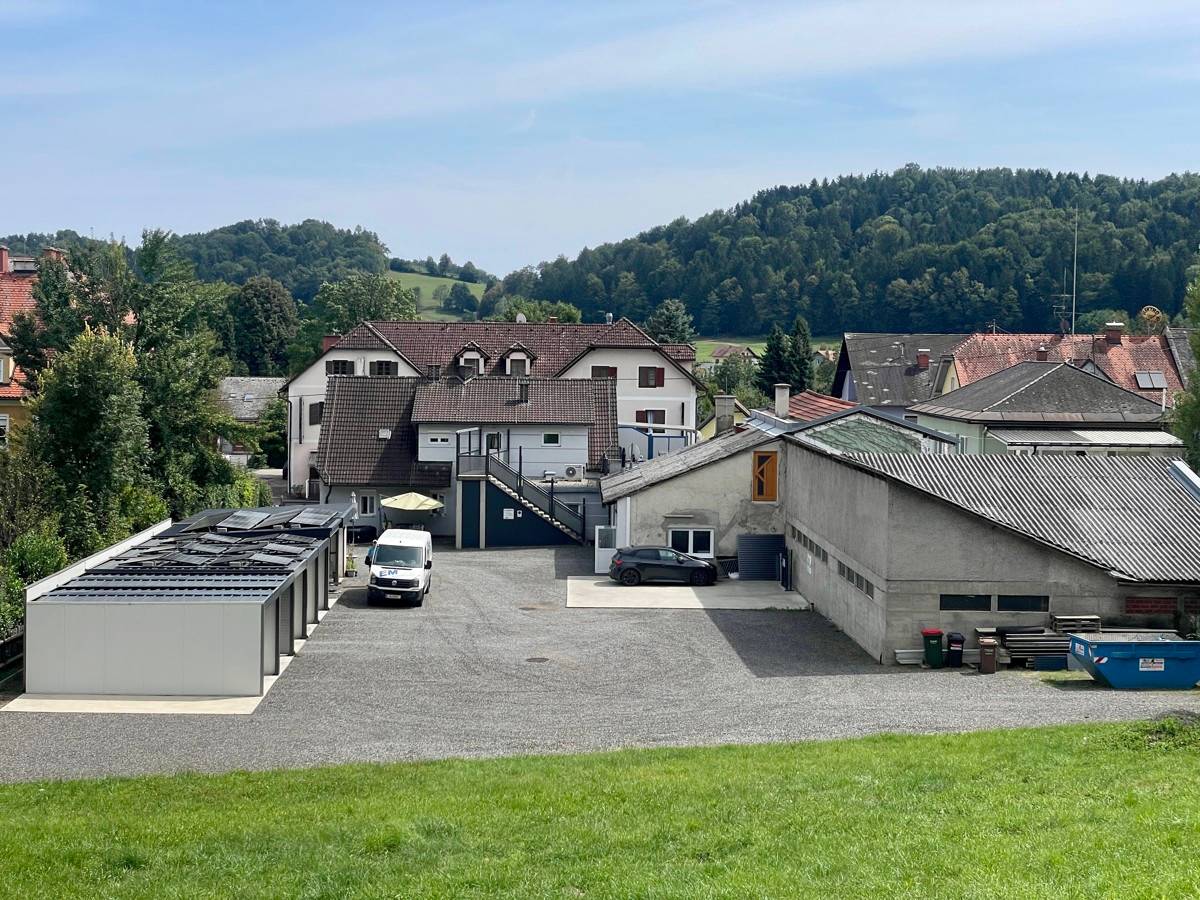 Saniertes Wohn und Geschäftshaus mit Photovoltaik und E Ladestation