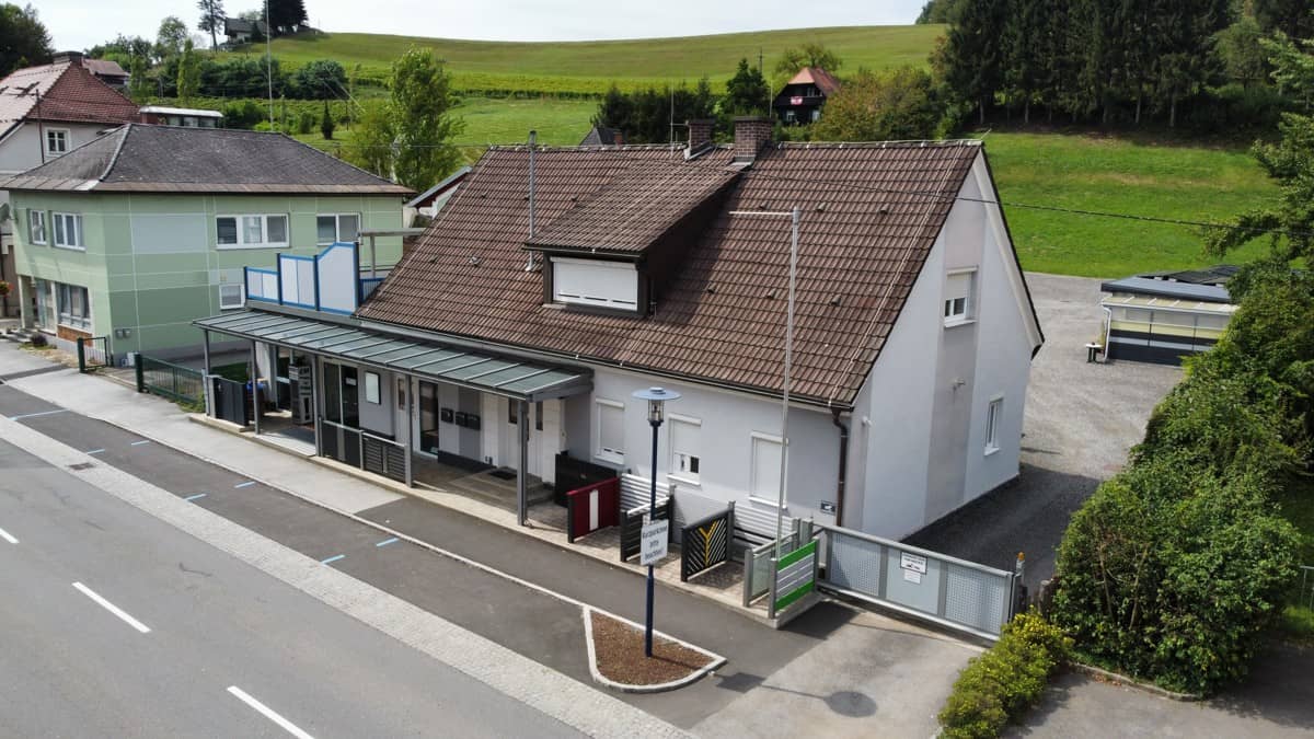 Saniertes Wohn und Geschäftshaus mit Photovoltaik und E Ladestation