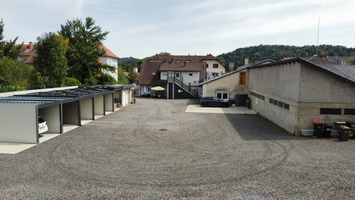 Saniertes Wohn und Geschäftshaus mit Photovoltaik und E Ladestation