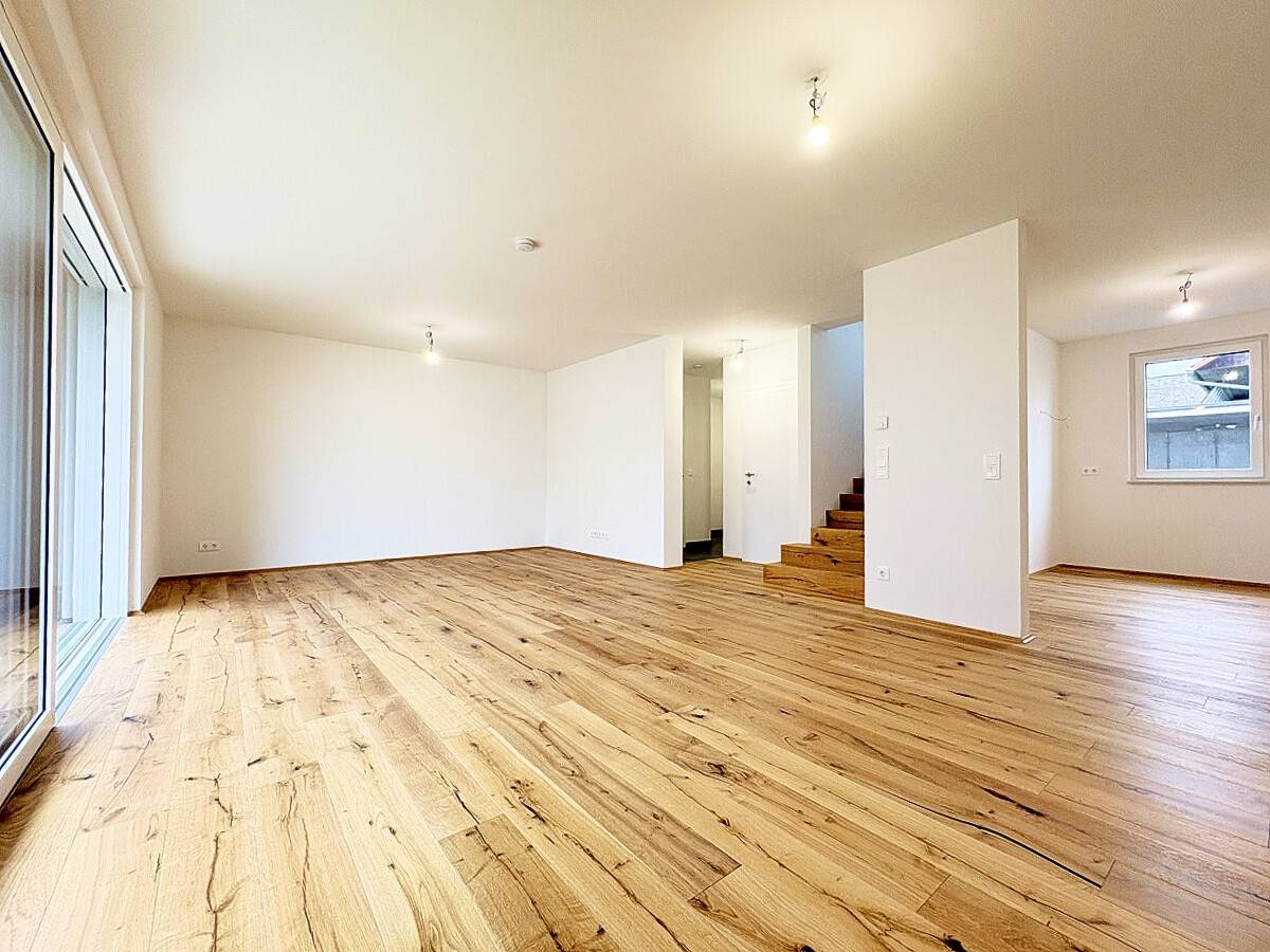 Helle Doppelhaushälfte mit Garten Terrasse und Balkon