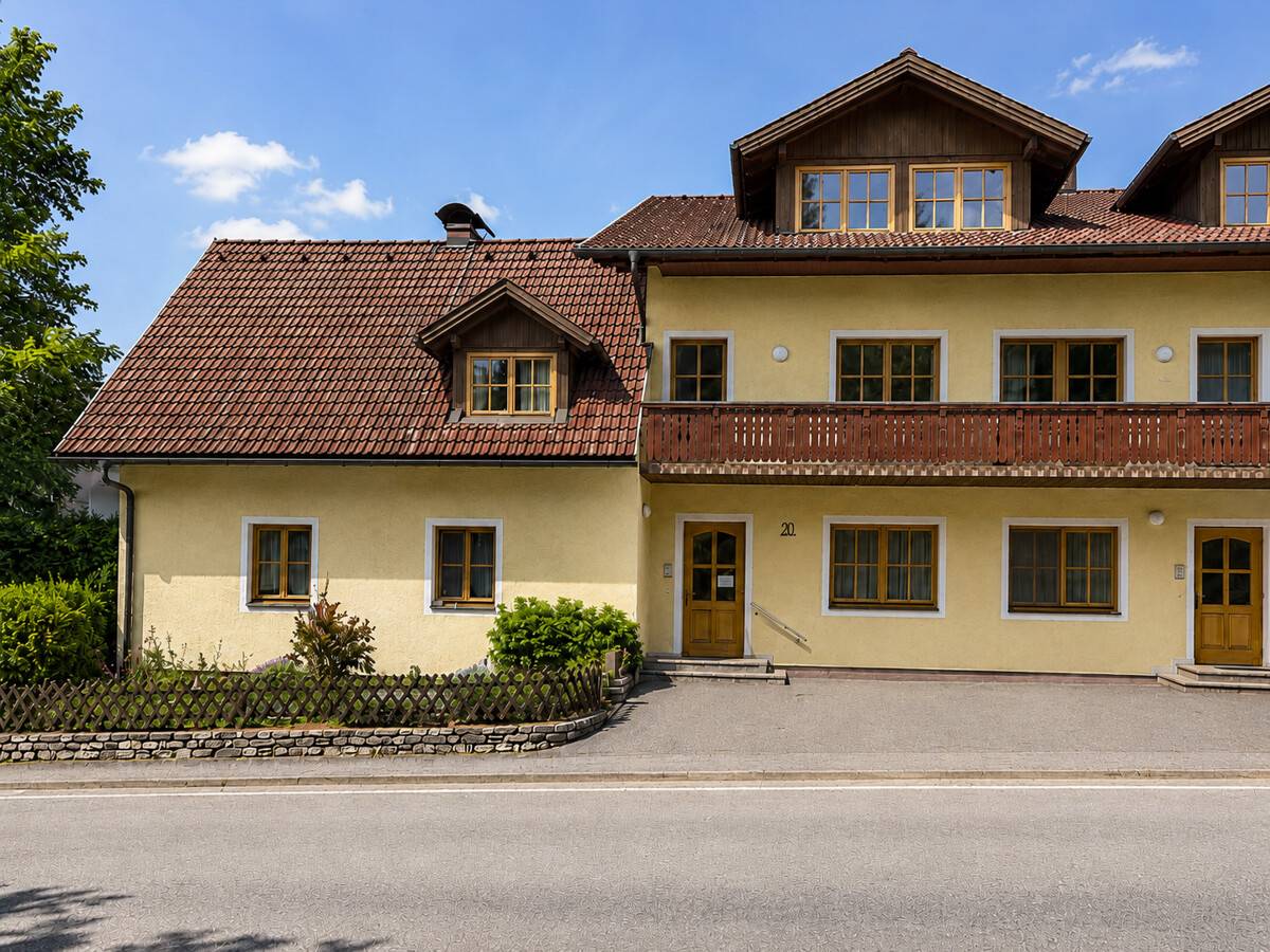Großzügige Wohnung mit Einbauküche und Stellplatz