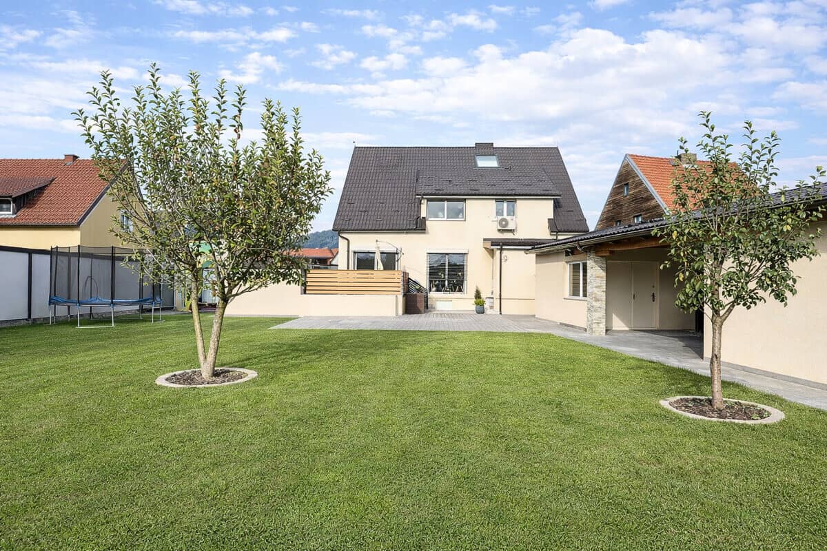 Kernsaniertes Einfamilienhaus mit Einliegerwohnung und Garten