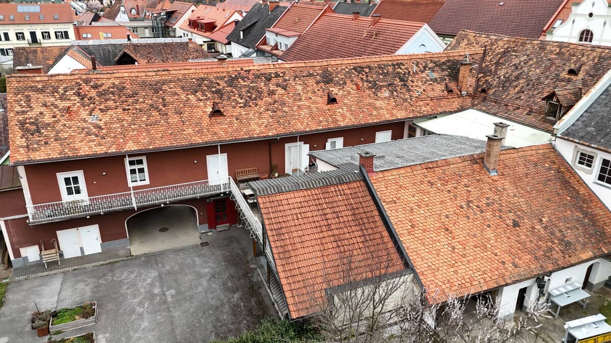 Wohn und Geschäftshaus mit Garten und Balkon in zentraler Lage