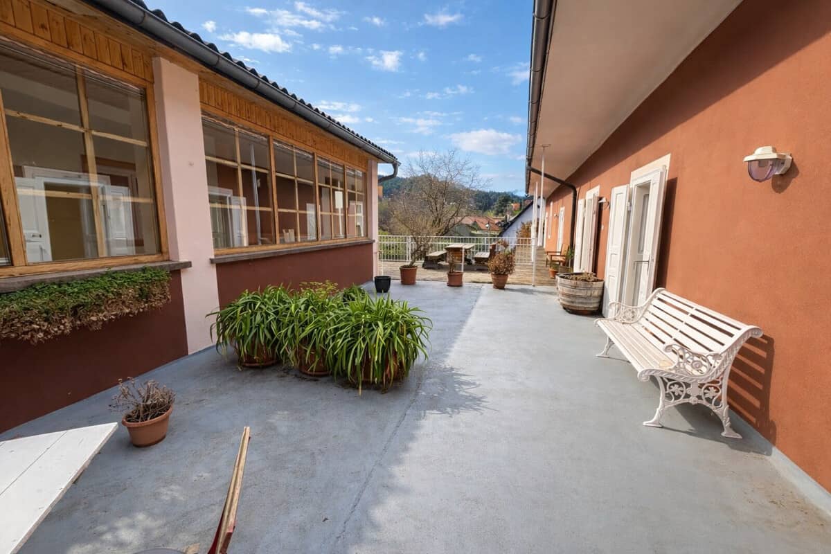 Wohn und Geschäftshaus mit Garten und Balkon in zentraler Lage