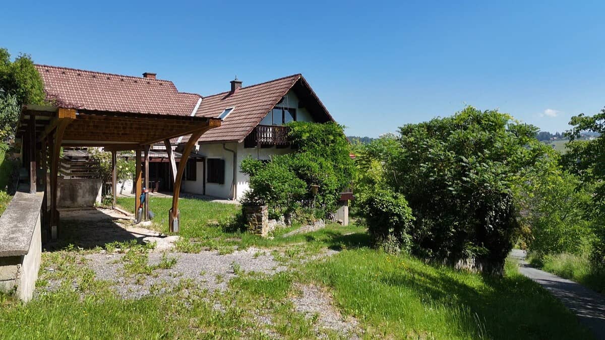 Mehrfamilienhaus mit Terrassen und Garage in sonniger Hanglage