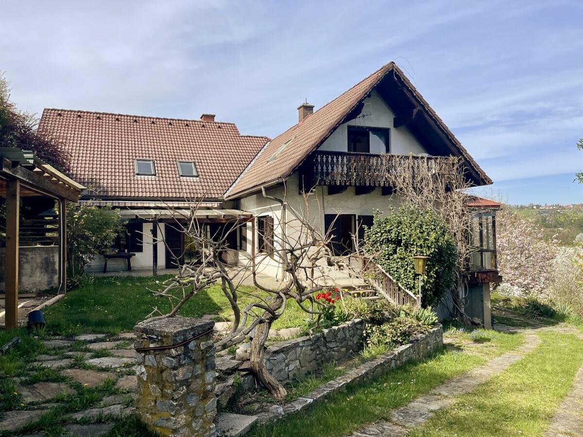 Mehrfamilienhaus mit Terrassen und Garage in sonniger Hanglage