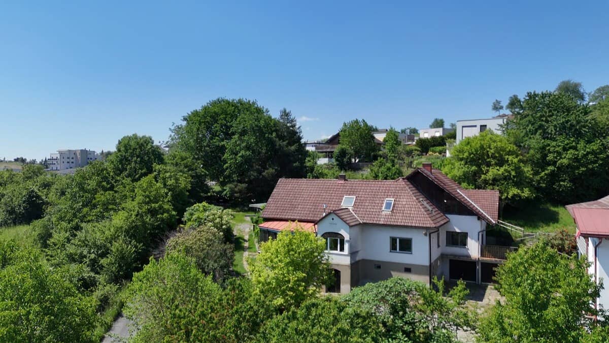 Mehrfamilienhaus mit Terrassen und Garage in sonniger Hanglage
