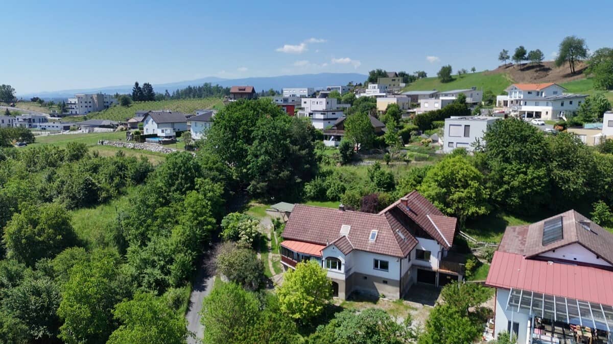 Mehrfamilienhaus mit Terrassen und Garage in sonniger Hanglage