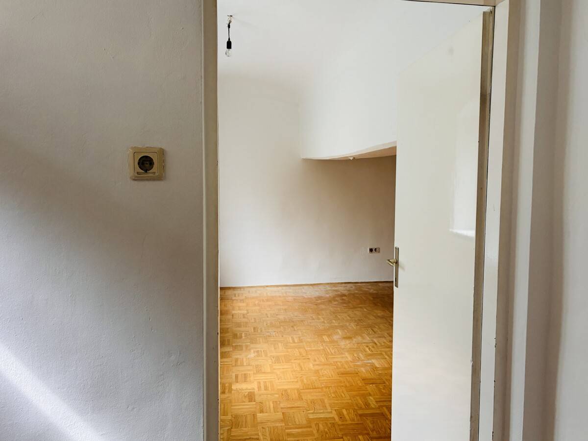 Charming Altbau Apartment with Garden Access in Graz