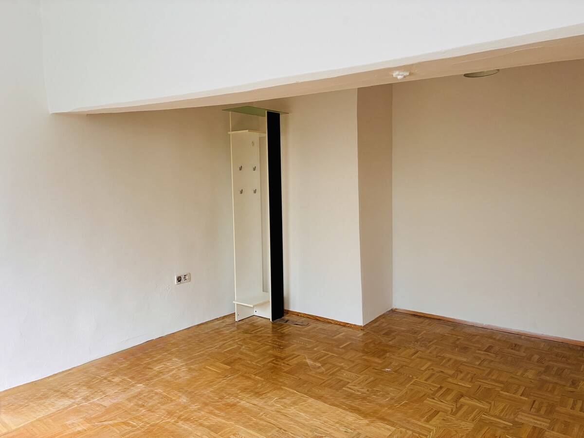 Charming Altbau Apartment with Garden Access in Graz