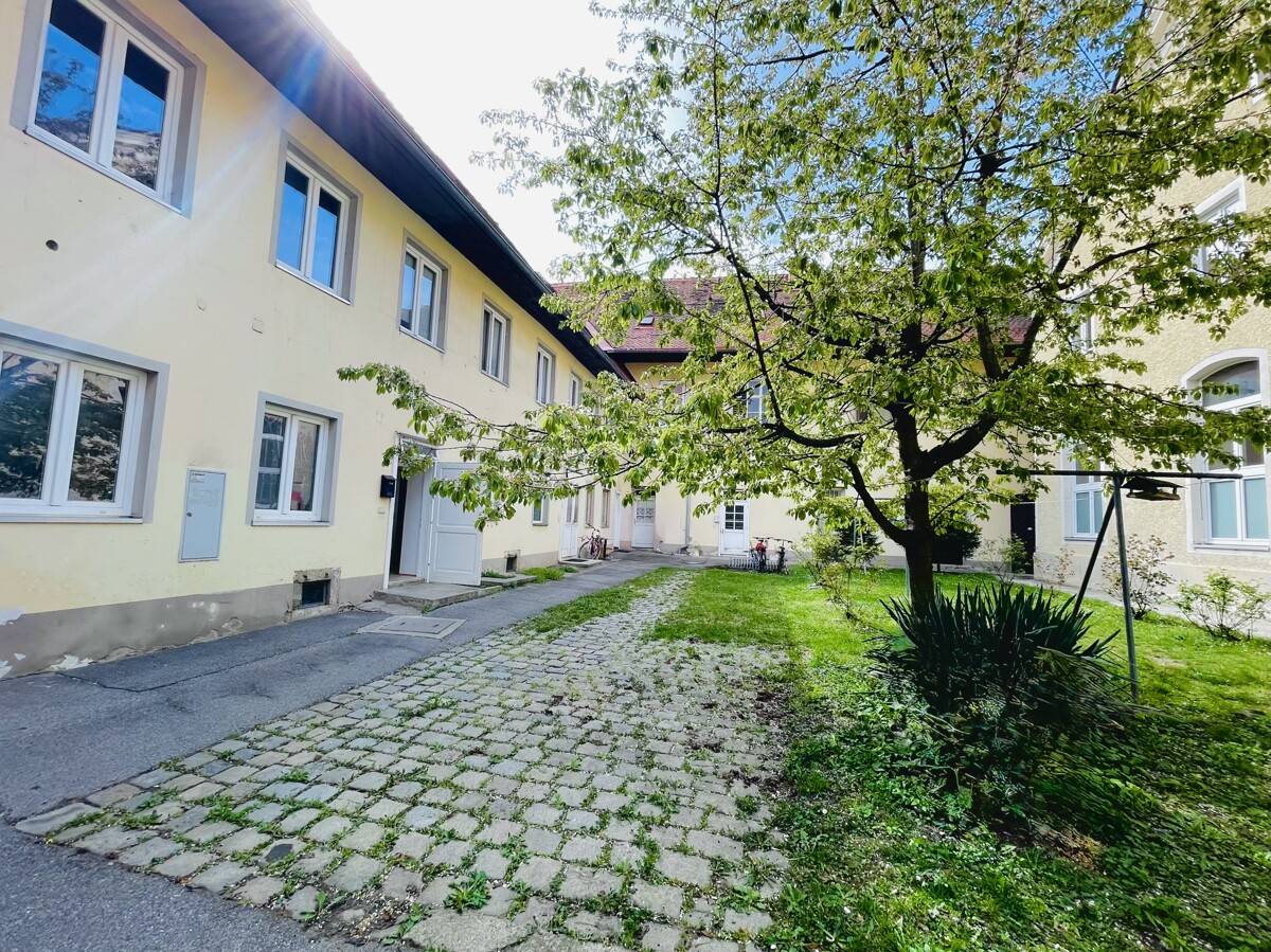 Charming Altbau Apartment with Garden Access in Graz