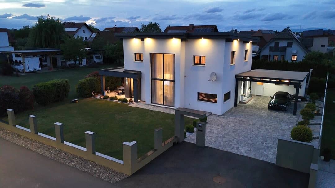 Helles Einfamilienhaus mit Terrasse und Carport